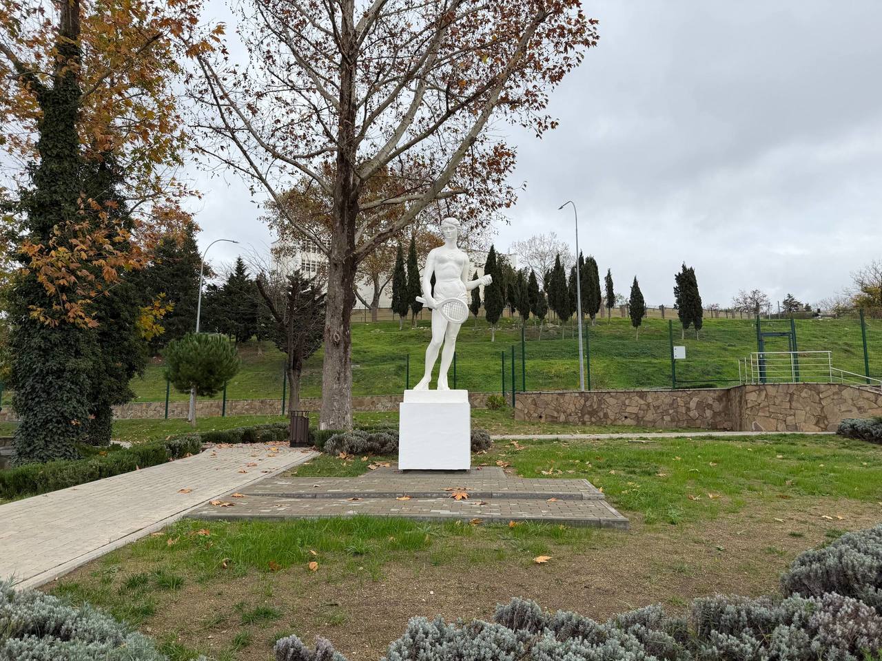 Скульптура "Теннисистка"