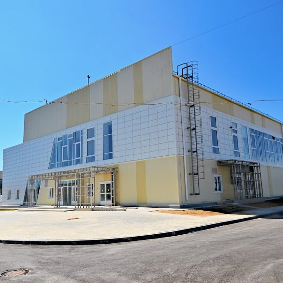 Сегодня в Севастополе ввели в эксплуатацию новый ФОК с универсальным игровым залом на Шевченко.